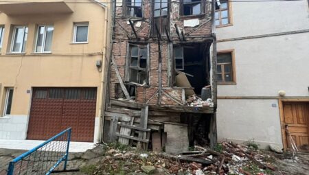 5.1’lik Zelzelede Kolonları Çatlayan Belediye Binası Bu türlü Görüntülendi