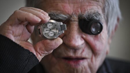 Ankara’daki saat tamircisi yıllara meydan okuyor! Saatin bozuk olduğunu çıkardığı sesten anlıyor