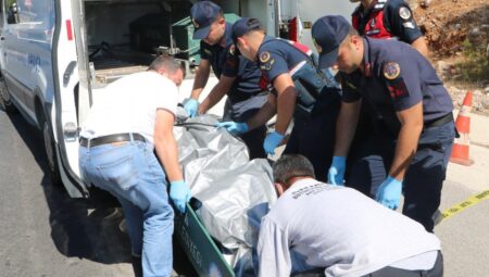 Boğazı Kesilmiş Şekilde Araç İçerisinde Bulundu. Şüpheli: İçerisinde Bıçak ve Para Olan Çantayı Alarak Uzaklaştım