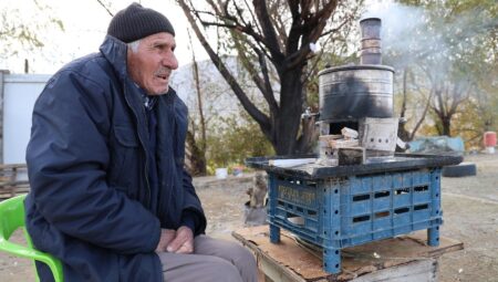 Elazığ’da içinde çalışıp yaşadığı baraka yandı! Sokakta kalmaktan korkuyor