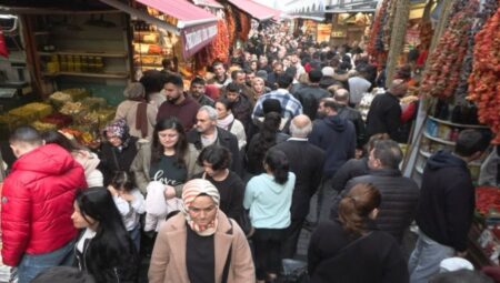 Eminönü’nde Yılbaşı Alışverişi Yoğunluğu