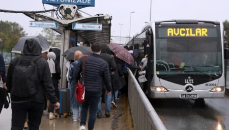 İstanbul’da metrobüs çilesi bitmiyor! Metrobüsler kapasiteyi kaldırmıyor