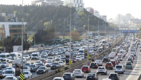 İstanbul’un trafik çilesi! İstanbullular, yaşamlarının 3,5 yılını trafikte tüketiyor