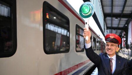 Turistik Doğu Ekspresi dönemi açıldı! Abdulkadir Uraloğlu birinci treni uğurladı