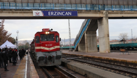 Yeni dönemin birinci seferinde Erzincan’a ulaşan Turistik Doğu Ekspresi’ne karşılama