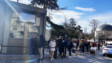 Ayasofya-i Kebir Camii Şerifi’nde turistler ücret ödemeye başladı