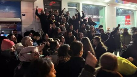 CHP’de İzmir krizi: Partililer açıklanan adayları protesto etti