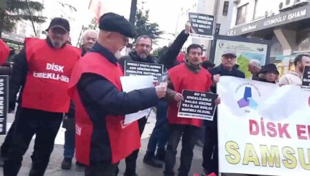 Disk Emekli-Sen’den Maaş Protestosu: Battaniyelerin Altında Kışı Geçirmeye Çalışıyoruz