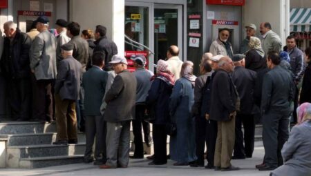 Emekliye ikinci bir ek zam yapıldı ancak kök maaş krizi sürüyor! Prof. Dr. Ulusoy: ‘Emekliye zam borsası açıldı’