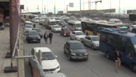 Esenyurt’ta trafik krizi: Sürücüler kaldırımdan ilerlemeye başladı!