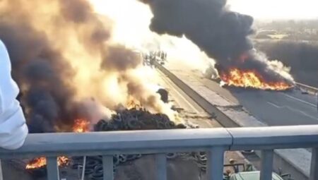 Fransa yanıyor! Çiftçiler yolları ateşe verdi
