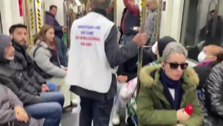 İzmir’de Emekliler, Maaş Zamlarını Metroda Bildiri Dağıtarak Protesto Etti: Yumurtayı, Peyniri, Zeytini, Eti Unuttuk