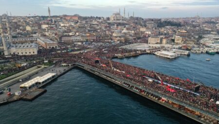 On binlerce insan Galata Köprüsü’nde buluştu