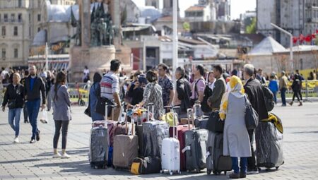 Türkiye’de ikamet izniyle yaşayan yabancı sayısı azaldı