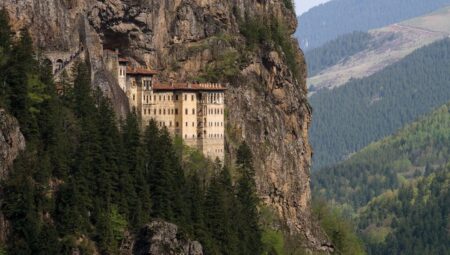 Sümela Manastırı Ramazan Bayramı’nda 10 binlerce ziyaretçiyi ağırladı