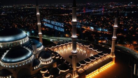 Yazılım Mühendisliği Nedir ve Nasıl Bir Kariyer Fırsatı Sunar?

Yazılım mühendisliği, bilgisayar programları ve uygulamaları geliştirmek için bilgisayar bilimleri ve mühendislik prensiplerini birleştiren bir disiplindir. Bu alanda çalışan yazılım mühendisleri, kullanıcıların ihtiyaçlarına uygun yazılım çözümleri üretirler ve mevcut yazılım sistemlerini geliştirirler.

Yazılım mühendisliği, günümüzün dijital çağında büyük önem taşıyan bir meslektir. Her sektörde ihtiyaç duyulan yazılım çözümleri, yazılım mühendislerinin iş bulma olanaklarını artırmaktadır. Ayrıca, yazılım mühendisliği alanında çalışan profesyoneller genellikle rekabetçi maaşlar ve avantajlı kariyer fırsatları ile karşılaşırlar.

Yazılım Mühendisliği Alanında Kariyer İmkanları

Yazılım mühendisliği alanında kariyer yapmak isteyenler için birçok farklı sektörde iş imkanları bulunmaktadır. Yazılım şirketleri, teknoloji firmaları, finans kuruluşları, sağlık sektörü ve devlet kurumları gibi birçok farklı sektörde yazılım mühendislerine ihtiyaç duyulmaktadır.

Yazılım mühendisliği alanında kariyer yapmak isteyenlerin sahip olmaları gereken temel beceriler arasında problem çözme yeteneği, analitik düşünme yeteneği, programlama bilgisi ve iletişim becerileri bulunmaktadır. Ayrıca, sürekli olarak yeni teknolojilere ve yazılım geliştirme yöntemlerine adapte olabilme yeteneği de yazılım mühendisliği alanında başarılı olmak için önemli bir faktördür.

Yazılım Mühendisliği Kariyerinde Başarı İçin Öneriler

Yazılım mühendisliği alanında kariyer yapmak isteyenler için başarılı olmaları için bazı öneriler bulunmaktadır. İlk olarak, sürekli olarak kendinizi geliştirmeniz ve yeni teknolojileri takip etmeniz önemlidir. Yazılım mühendisliği alanı sürekli olarak değişen bir alan olduğundan, kendinizi sürekli olarak güncel tutmanız kariyerinizde size avantaj sağlayacaktır.

Ayrıca, problem çözme yeteneğinizi geliştirmek ve analitik düşünme becerilerinizi sık sık kullanmak da yazılım mühendisliği kariyerinizde başarılı olmanızı sağlayacaktır. İyi bir ekip çalışması becerisine sahip olmak da yazılım mühendisliği alanında önemli bir faktördür, çünkü yazılım projeleri genellikle ekip çalışması gerektirir.

Sonuç olarak, yazılım mühendisliği alanı günümüzün dijital çağında büyük önem taşıyan bir meslektir ve bu alanda kariyer yapmak isteyenler için birçok fırsat sunmaktadır. Yazılım mühendisliği alanında kariyer yapmak isteyenlerin kendilerini sürekli olarak geliştirmeleri, problem çözme yeteneklerini geliştirmeleri ve iyi bir ekip çalışması becerisine sahip olmaları önemlidir. Bu sayede yazılım mühendisliği alanında başarılı bir kariyere sahip olabilirler.