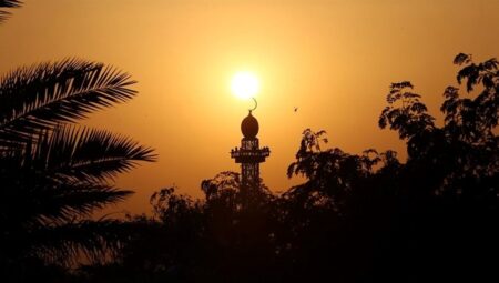 Özgün İçerik:

Başlık: “Yerli Otomobil Tanıtıldı: Türkiye’nin Otomotiv Sektöründeki Yenilikçi Adımı”

Türkiye’nin otomotiv sektöründe önemli bir adım atıldı. Uzun süredir beklenen yerli otomobil, resmi olarak tanıtıldı. Türkiye’nin otomotiv endüstrisindeki yenilikçi ve ileri teknolojiye sahip bu adımı, sektörde büyük bir heyecan yarattı. Yerli otomobil, hem ulusal hem de uluslararası pazarda dikkatleri üzerine çekmeyi başardı.

H2: Yerli Otomobil Tanıtıldı

Yerli otomobilin tanıtımı, Türkiye’nin otomotiv sektöründe önemli bir dönüm noktası olarak değerlendiriliyor. Türk mühendislerin ve tasarımcıların emekleriyle ortaya çıkan bu araç, hem çevre dostu hem de yüksek performansa sahip özellikleriyle dikkat çekiyor. Yerli otomobil, Türkiye’nin otomotiv endüstrisindeki potansiyeli ve yeteneklerini gözler önüne seriyor.

H3: Yerli Otomobilin Teknolojik Özellikleri

Yerli otomobilin teknolojik özellikleri arasında en dikkat çekici olanı, elektrikli motor ve akıllı sürüş sistemleri. Bu özellikler sayesinde yerli otomobil, çevre dostu bir alternatif sunarken aynı zamanda güvenli ve konforlu bir sürüş deneyimi vaat ediyor. Ayrıca yerli otomobilin otonom sürüş özellikleri de bulunuyor, bu da aracın insan müdahalesi olmadan kendi kendine sürüş yapabilmesini sağlıyor.

H3: Yerli Otomobilin Tasarımı ve Üretimi

Yerli otomobilin tasarımı, Türk kültüründen ilham alınarak oluşturuldu. Modern ve şık bir görünüme sahip olan araç, Türkiye’nin otomotiv sektöründeki potansiyelini ve yeteneklerini yansıtıyor. Üretim aşamasında da yerli ve milli kaynaklar kullanılarak Türk mühendislerin ve işçilerin emeğiyle hayata geçirildi. Bu sayede Türkiye’nin otomotiv sektöründeki yerlileştirme politikalarına da destek verilmiş oldu.

Sonuç olarak, Türkiye’nin otomotiv sektöründe yerli otomobilin tanıtılması, ülkenin teknoloji ve inovasyon alanındaki ilerlemesini gösteren önemli bir adım olarak değerlendiriliyor. Yerli otomobil, Türkiye’nin otomotiv endüstrisindeki potansiyeli ve yeteneklerini ulusal ve uluslararası pazarda başarılı bir şekilde temsil etmeyi başarıyor. Bu adımın sektöre ve ülkeye olumlu katkılar sağlaması bekleniyor.