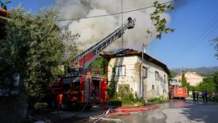 Burdur’da Korkunç Depo Yangını: Alevler Kontrolden Çıktı, Evlere Sıçradı!