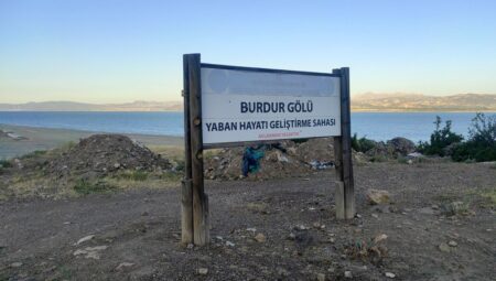 Burdur Gölü’ne Hafriyat ve Atık Döküldü: Doğa Felakete Sürükleniyor