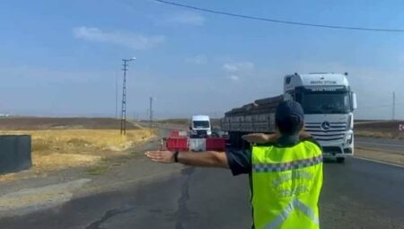 987 sürücüye müdahale eden trafik polisi, 260 çakar kullanımını tespit etti!