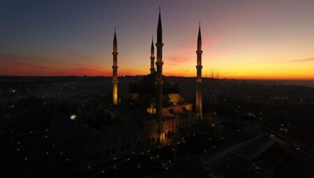 **Avustralya’da Orman Yangınları**

Avustralya’nın dört bir yanını saran orman yangınları, ülkenin gündemine oturmuş durumda. Bu yangınlar, doğal yaşamı ve insanları olumsuz etkilemeye devam ediyor. Avustralya’nın farklı eyaletlerinde başlayan ve hızla yayılan yangınlar, büyük bir felakete dönüşmüş durumda. Peki, bu yangınlar nasıl başladı ve nasıl kontrol altına alınmaya çalışılıyor?

**Yangınların Başlangıcı**

Avustralya’da orman yangınları genellikle yaz aylarında, yüksek sıcaklıklar ve kuru hava koşullarıyla birlikte başlar. Bu yılın başında, özellikle Queensland ve New South Wales eyaletlerinde şiddetli rüzgarlarla birleşen yüksek sıcaklıklar, yangınların hızla yayılmasına neden oldu. Bu yangınlar, milyonlarca hektarlık alanın kül olmasına ve yüzlerce evin yok olmasına sebep oldu. Ayrıca, yüzlerce kişi de hayatını kaybetti veya yaralandı.

**Yangınların Etkileri**

Avustralya’daki orman yangınları, sadece doğal yaşamı değil, aynı zamanda ekonomiyi de olumsuz etkiliyor. Tarım alanları ve turistik bölgeler de yangınların etkisi altında kalmış durumda. Ayrıca, yangınlar nedeniyle birçok kişi işsiz kalmış ve evsiz kalmış durumda. Bu durum, ülke genelinde bir krize sebep olmuş durumda.

**Yangınlarla Mücadele**

Avustralya hükümeti, yangınlarla mücadele için büyük çaba sarf ediyor. Yangın söndürme ekipleri, helikopterler ve uçaklarla yangınları kontrol altına almaya çalışıyor. Ayrıca, gönüllüler de yangınla mücadelede önemli bir rol oynuyor. Ancak, şiddetli rüzgarlar ve yüksek sıcaklıklar nedeniyle yangınların söndürülmesi oldukça zor bir hale gelmiş durumda.

**Yangınların Önlenmesi**

Avustralya’da orman yangınlarının önlenmesi için çeşitli önlemler alınması gerekiyor. Ormanların düzenli olarak temizlenmesi, yangın söndürme ekiplerinin eğitilmesi ve halkın bilinçlendirilmesi gibi adımlar, yangınların kontrol altına alınmasına yardımcı olabilir. Ayrıca, iklim değişikliğiyle mücadele edilmesi ve sürdürülebilir bir yaşam tarzının benimsenmesi de yangınların önlenmesinde önemli bir rol oynayabilir.

**Sonuç**

Avustralya’daki orman yangınları, ülkenin karşı karşıya olduğu en büyük sorunlardan biri haline gelmiş durumda. Bu yangınlar, sadece doğal yaşamı ve ekonomiyi değil, aynı zamanda insanların hayatını da tehdit ediyor. Ancak, yangınlarla mücadelede gösterilen çaba ve alınan önlemler, umut verici bir şekilde ilerleme kaydediyor. Gelecekte, daha büyük felaketlerin önlenmesi için daha fazla çalışılması gerekiyor. Avustralya, bu zorlu süreci birlikte atlatarak daha güçlü bir şekilde yeniden inşa edebilecek potansiyele sahip.