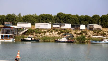 Çay kenarında konteyner tatili riski göze alarak yapıyorlar: “Felaket tehlikesine rağmen vazgeçmiyorlar”