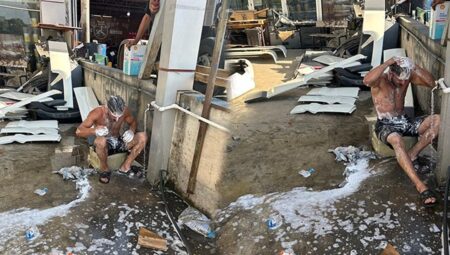 İşçinin Duş Şakasına Deterjanlı Sürpriz: Temizlikçi Dükkan Sahibinden Alkış Aldı!