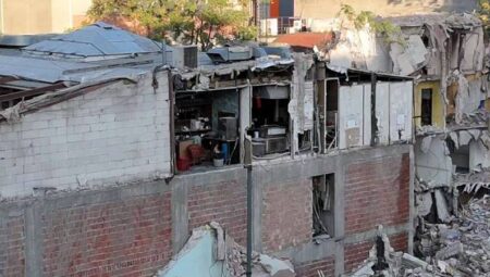 Yıkım esnasında komşu binanın duvarı yokmuş ortaya çıktı!