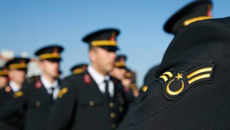 Jandarma Subayları Protokol Kurallarına Uymadı, Belediye Başkanının Eşinin Eli Sıkılmadı!