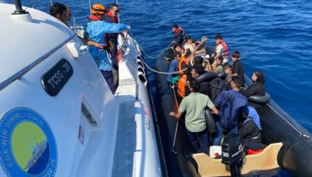 Marmaris kıyılarında 24 kaçak göçmen denizden kurtarıldı
