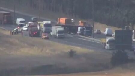 TIR’ın devrilmesiyle trafik kilitlendi: Yolda kaos yaşandı