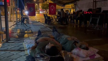 İşten Çıkarılan İşçiler Belediye Önünde 24 Saat Nöbette!