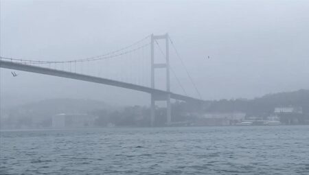 İstanbul Boğazı’nda Yoğun Sis Alarmı: Gemi Trafiği Durdu!