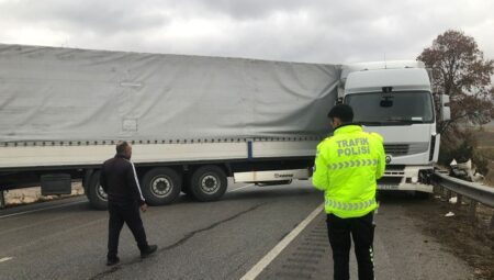 TIR makas atarken bariyerlere çarptı – Trafik Kazası Meydana Geldi!