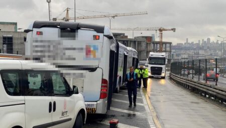 İstanbul’da korkunç kaza: Rögar kapağı metrobüsün camını kırarak yolcuyu yola düşürdü