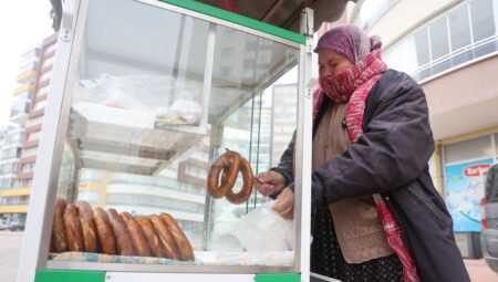 Konya’da 58 yaşındaki kadın, simitçilik yaparak evinin geçimini sağlıyor