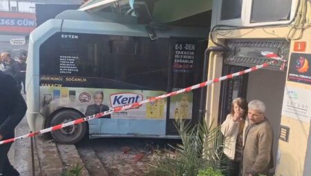 Kartal’da minibüs kaza yaptı: Yaralılar hastaneye kaldırıldı