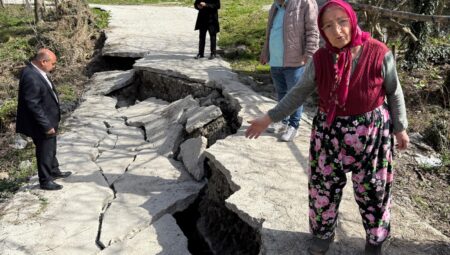 Yeraltı Sarsıntısı: Mahalle Yolunu Yutan Heyelan!