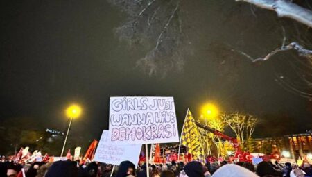 Yenikapı-Hacıosman Metro Hattında Çocukların Kollarındaki Mesajlar Dikkat Çekti!