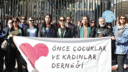 Şort Giyen Öğrencileri ‘Edepsizlik’ ile Suçlayan Öğretmene Suç Duyurusu!