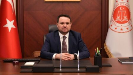 Hukukçunun Tarafsızlığına Darbe: Güçlü Yetkilerle Siyasi Arenada Olmak Eleştiriliyor!