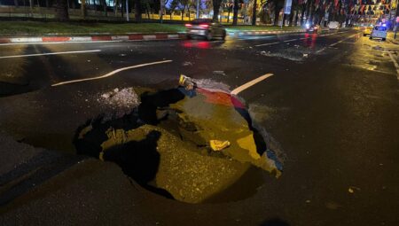 İstanbul’da Sağanak Yağışlar Yol Çöktürdü, Kentte Alarm Verildi!