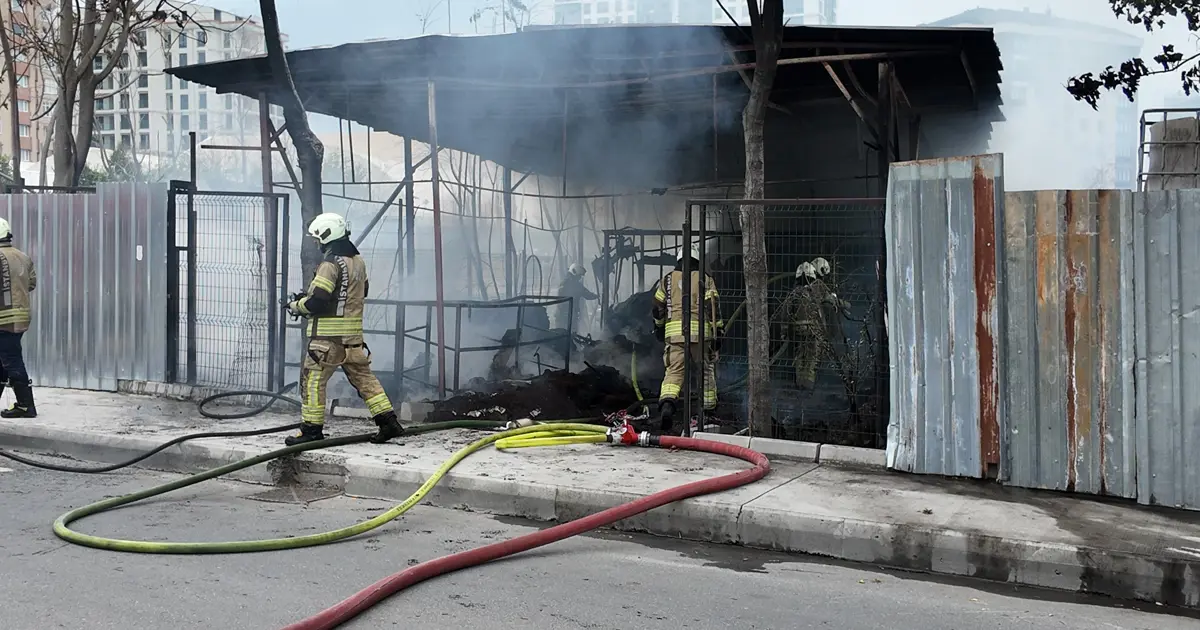 Beylikdüzü’nde Depo Alev Alev! Yangın Korku Sardı
