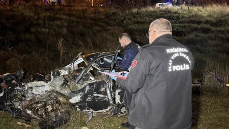 Uşak’ta Feci Kaza: Otomobil Şarampole Devrildi, 2 Ölü, 1 Yaralı!