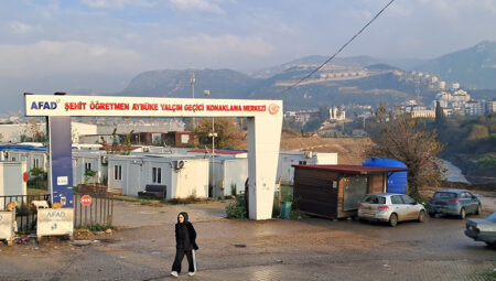 Hatay’da Öğretmen Aybüke Yalçın: “Evlerimiz Tamamlanmadan Nereye Gideceğiz?”
