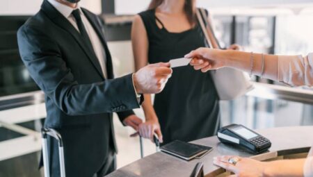 KVKK’dan Şaşırtan Düzenleme: Oteller Artık Kimlik Fotokopisi Talep Edemeyecek!