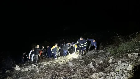 30 Metreden Düşen Genç, Emniyet Kemeri Sayesinde Hayata Tutundu!