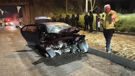 Polis Takibinden Kaçan Araç Kaldırıma Çarparak İki Kişiyi Yaraladı!