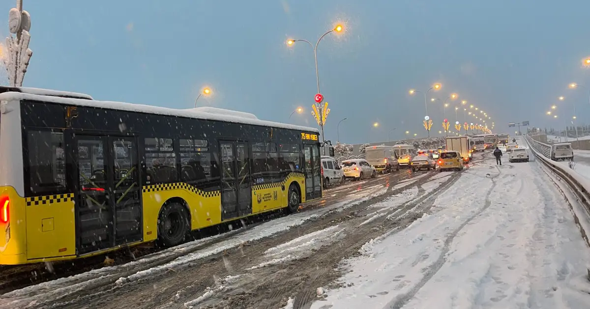 İzlanda’da Buz Kapanı: Sıcaklık -25 Dereceye Düşerken Kar Fırtınası Yolları Kaptı!