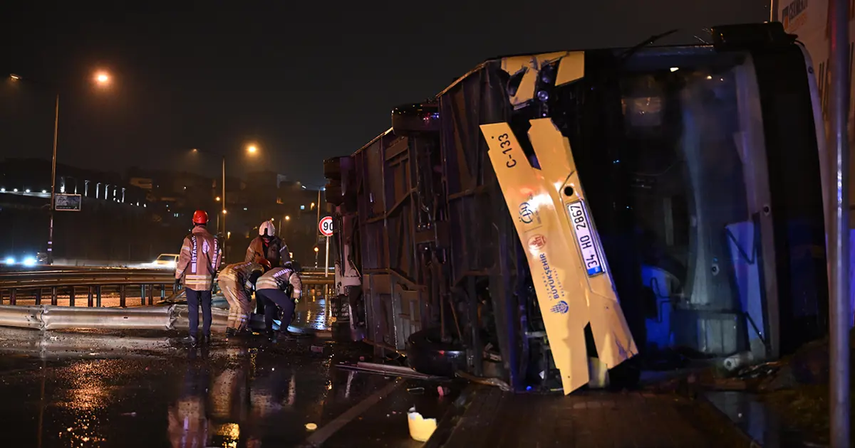 İstanbul’da Dehşet Anları: Özel Halk Otobüsü Devrildi!
